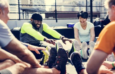 Fitness salonunda egzersiz insanlar
