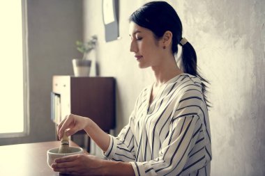 Gelenek çay Japon kadınla