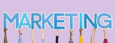 Kelime pazarlama oluşturan mavi mektupları holding eller