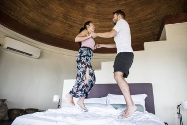 Genç çift bir tatil iade