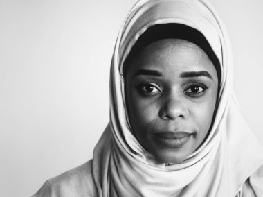 Kameraya bakarak islam kadın portre