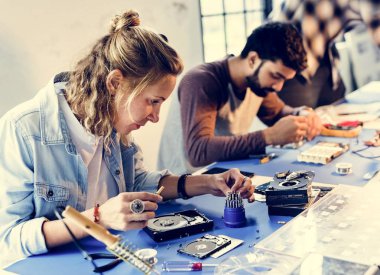 Elektrik teknisyenleri bilgisayar parçaları üzerinde çalışma