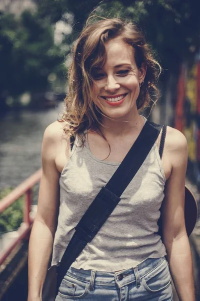 Genç kafkas kadın rahatlatıcı dışarıda