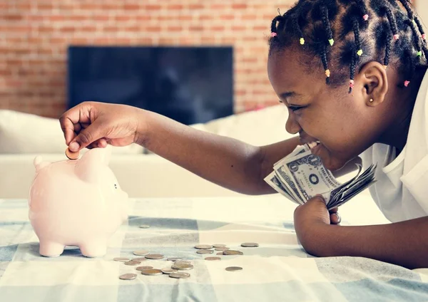 Preto Menina Coleta Dinheiro Para Porquinho Banco — Fotografia de Stock