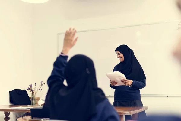 Diversas Meninas Muçulmanas Estudando Sala Aula — Fotografia de Stock