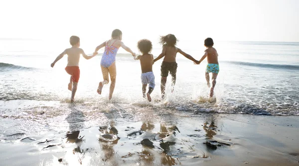 Grupo Crianças Desfrutando Seu Tempo Praia — Fotografia de Stock