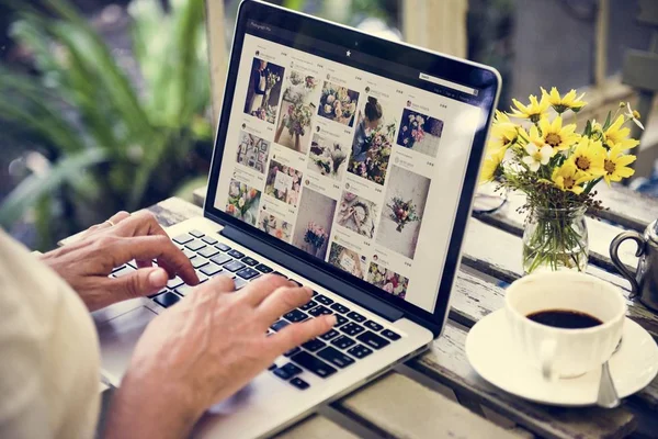 Mulher Está Usando Laptop Computador — Fotografia de Stock