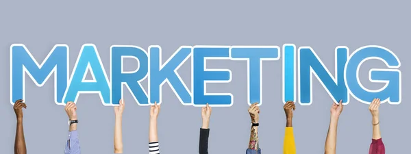 Hände Halten Blaue Buchstaben Die Höhe Die Das Wort Marketing — Stockfoto