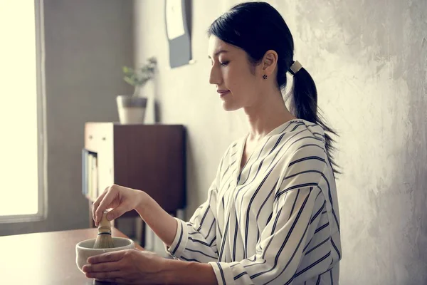 Gelenek çay Japon kadınla