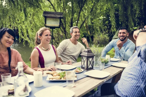 Grupo Amigos Diversos Estão Jantando Juntos — Fotografia de Stock