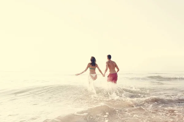 Pareja Feliz Corriendo Agua — Foto de Stock