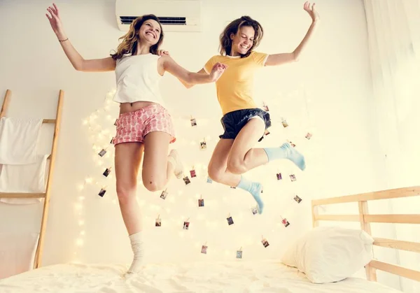 Dos Mujeres Caucásicas Saltando Juntas Cama — Foto de Stock