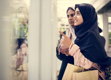 Bir grup genç Müslüman kadını