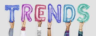 Metin Trendler oluşturan renkli alfabe helyum balonları