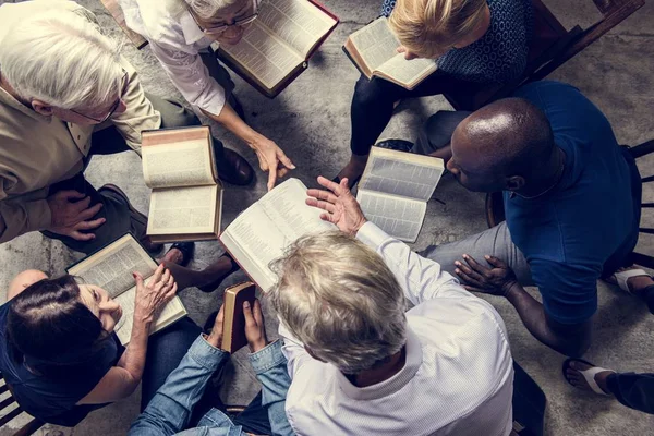 Verschiedene Menschen Lesen Bibeln — Stockfoto