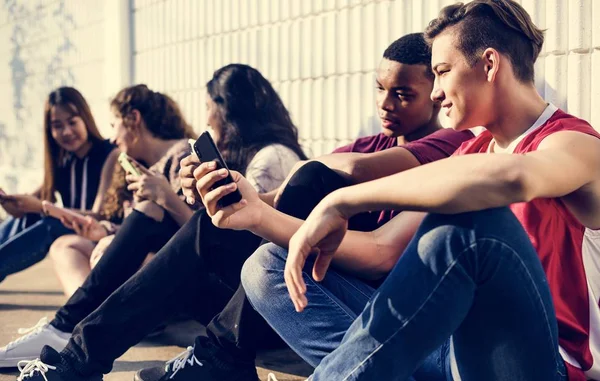 Grupo Jóvenes Amigos Adolescentes Relajándose Juntos Usando Concepto Redes Sociales —  Fotos de Stock