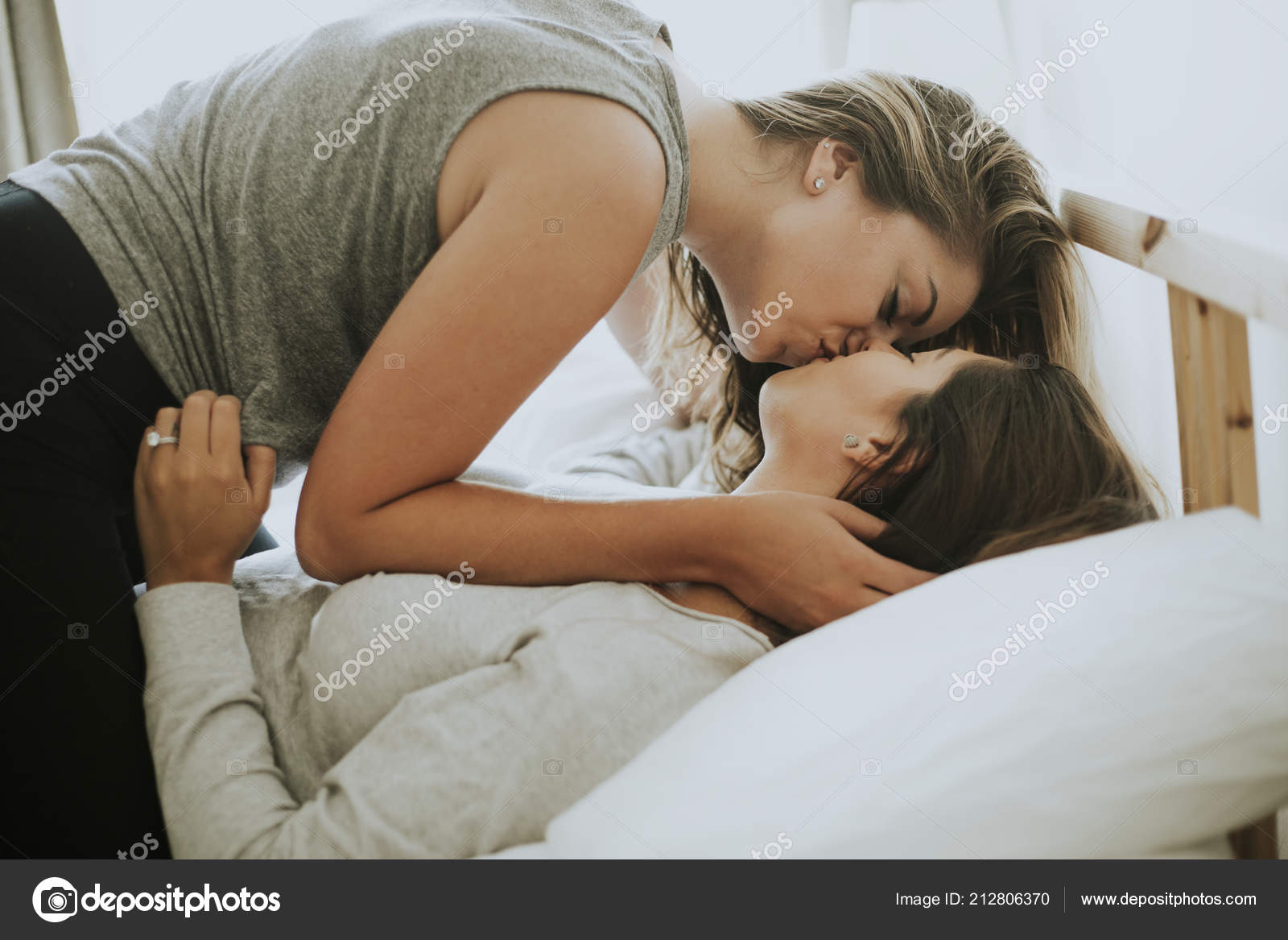 Kissing Lesbian Pics