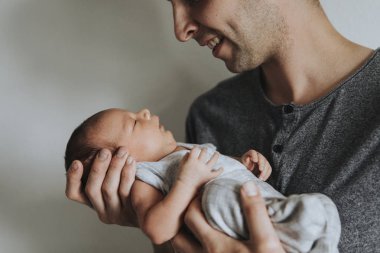 Onun bebek tutan genç Baba