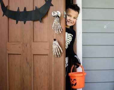 Küçük çocuk Cadılar Bayramı için giyinmiş