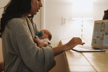 Bir bilgisayar kullanmanız ve onun bebek tutan anne