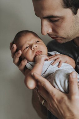 Onun bebek tutan genç Baba
