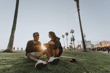 Mutlu çift günbatımında rahatlatıcı