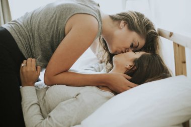 Lezbiyen çift sabah öpüşme