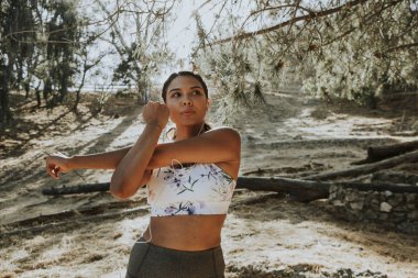 Parkta gerinen kadın.