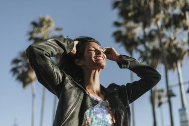Güzel model Venice Beach adlı poz
