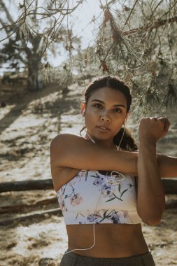 Bir park bankında karşı uzanan kadın