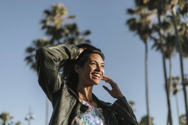 Güzel model Venice Beach adlı poz