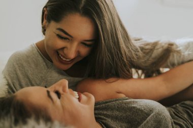 Lezbiyen çift yatakta birlikte