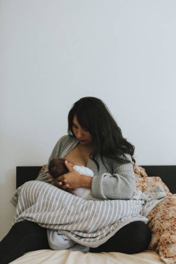 Anne sütü bebeği anne