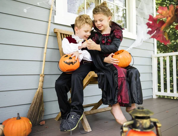 Kleine Kinder Tricksen Oder Behandeln — Stockfoto