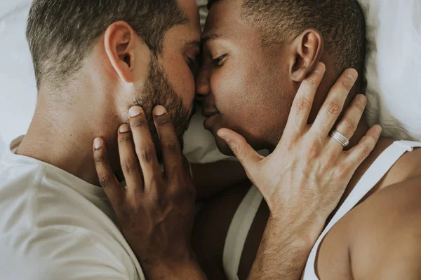 Gay Casal Abraço Cama — Fotografia de Stock