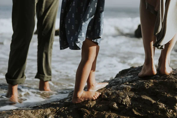 Низкая Часть Ног Людей Идущих Скалам Пляже — стоковое фото