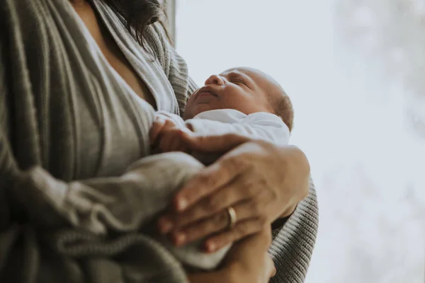 Mãe Segurando Seu Bebê Dentro Casa — Fotografia de Stock