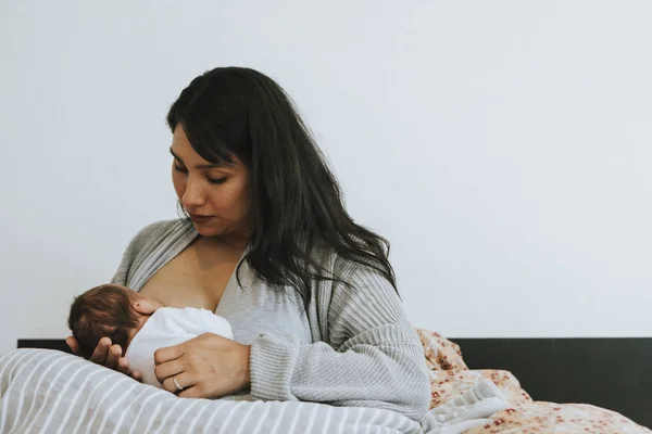 Madre Amamantando Bebé — Foto de Stock