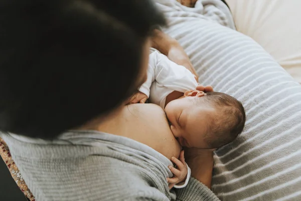 Mãe Amamentando Seu Bebê — Fotografia de Stock