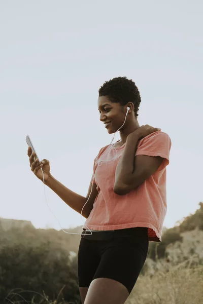 Telefondan Müzik Kadın — Stok fotoğraf