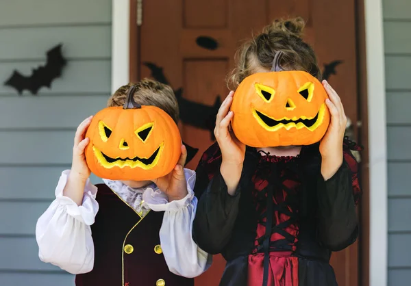 Pequenas Crianças Enganam Tratam Halloween — Fotografia de Stock