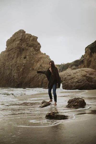 Femme Marchant Pieds Nus Plage — Photo