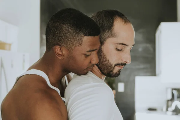 Gay Ζευγάρι Αγκαλιάζει Στην Κουζίνα — Φωτογραφία Αρχείου