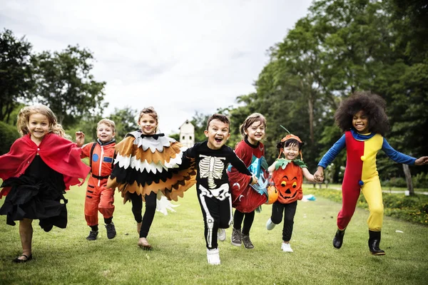 Kleine Kinder Auf Einer Halloween Party — Stockfoto