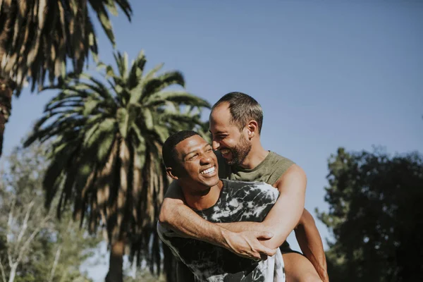 Pareja Gay Abrazándose Parque —  Fotos de Stock