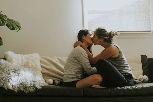 Doux Couple Lesbien Sur Canapé — Photo