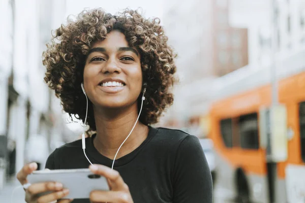 Gadis Mendengarkan Musik Dari Teleponnya — Stok Foto