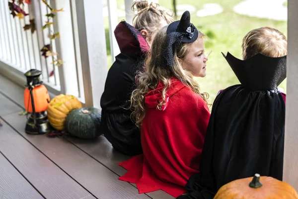 Los Niños Pequeños Engañan Tratan Halloween —  Fotos de Stock