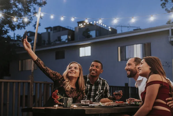 Amici Che Fanno Selfie Una Cena — Foto Stock