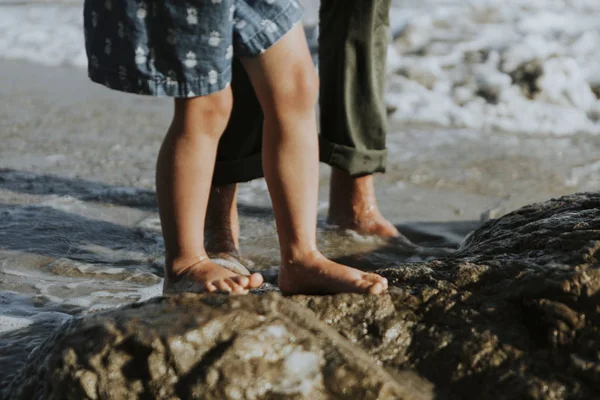 Низька Частина Ніг Людей Ходять Скелях Пляжі — стокове фото